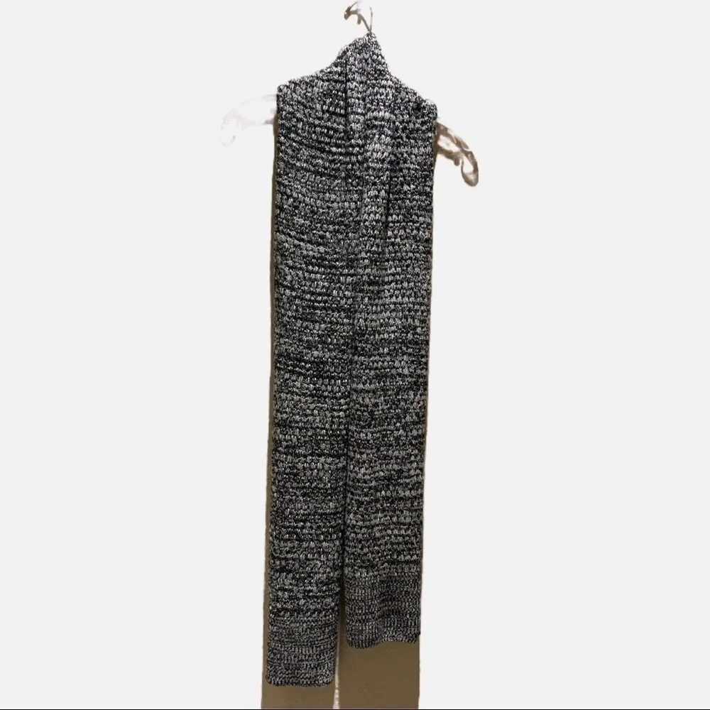 Victoria’s Secret Soft and Cozy Long Knit Crochet Gray Scarf. One size